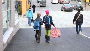 Bankkort kan vara bra att ha för att köpa mellanmål eller göra några andra små inköp. barn