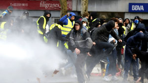 Också i Belgiens huvudstad Bryssel drabbade kravallpolis och demonstranter klädda gula västar samman under lördagen. Också i Belgiens huvudstad Bryssel drabbade kravallpolis och demonstranter klädda gula västar samman under lördagen.
