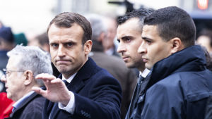 President Emmanuel Macron Macron vinkade till åskådare då han inspekterade skadorna på Champs Élysées den 2 december efter det veckoslutets protester.