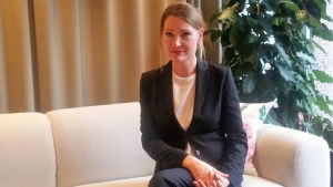 Charlotta Kvarnström förutspår att behovet av tillfälliga jobb och anställningar ökar under 2019. Charlotta Kvarnström sitter i soffa.