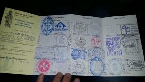 På Camino de Santiago samlar man stämplar, något som det är tänkt att man ska göra också på den åboländska leden. Ett vandringspass fullt med stämplar från pilgrimsleden till Santiago de Compostela.