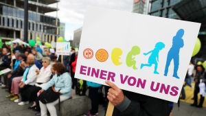 "En av oss" står det på ett plakat under en demonstration mot abort i berlin i september 2018. Antiabortdemonstranter håller upp plakat i Berlin.