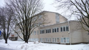 Sarlinska skolan i Pargas hör till skolhusen där man haft problem. Sarlinska skolan.