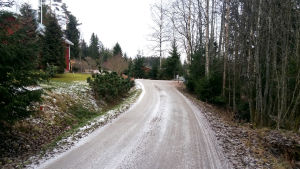 På vardera sidan vägen finns röda hus med vita knutar. Vandrarens lycka i Borgå.
