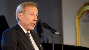 Sixten korkman tycker inte det gör någon skillnad om regeringen avgår nu eller sitter ut sin tid. Professor emeritus Sixten Korkman ansvarade för kröningen av årets lucia.