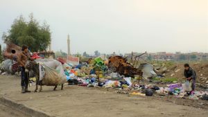 Sopor överallt, i Mosul denna gång Två pojkar samlar plastskräp i Mosul