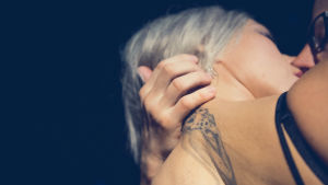 Att porren har en förkärlek för ett visst slags kvinnoideal, kan inte förnekas. Men unga tycks ha en klar uppfattning om att dessa ideal inte speglar verkligheten, och de har heller inga sådana förväntningar på varandra. Nainen ja mies suutelevat