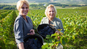 Legendaarisen Todella upeeta -komediasarjan näyttelijäkaksikko Joanna Lumley ja Jennifer Saunders tutustuvat lempijuomansa valmistukseen.