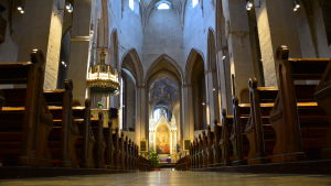 Luoma hoppas att människorna hittar förståelse för vad det är att vara människa hos kyrkan. Mittgången inne i Domkyrkan i Åbo.