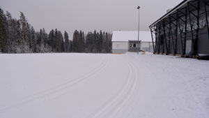Ett cirka 200 meter långt skidspår fanns redan på en liten snöplätt bakom Aurorahallen i Borgå 20.12. Skidspår.