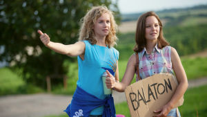 Catrin (Cornelia Gröschel) ja Maja (Sonja ) liftaamassa Balatonille sarjassa Kesä Balatonilla