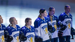 Nylund längst till höger inför mötet med Sverige i Tammerfors den 13 december. Längst till höger vid nationalsången Jenniina Nylund.