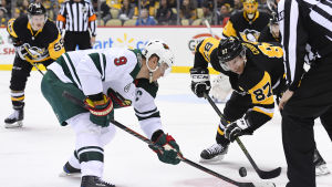 Också tidigare i december möttes Koivu och Crosby. Mikko Koivu spelar ishockey.