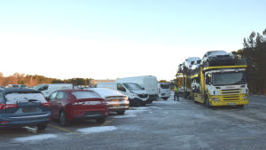 SE Mäkinen har 75 lastbilar för att transportera bilar till återförsäljarna. SE Mäkinen är kanske mest känt bland finländarna som ett transportbolag. På 1960-talet började SE Mäkinen köra bilar till återförsäljare. En långtradare med bilar på som ska transportera bilar från SE Mäkinen i Hangö till försäljare i landet.