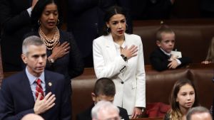 Alexandria Ocasio-Cortez svär in eden under den nya kongressens första session 3.1.2019. Alexandria Ocasio-Cortez svär in eden under den nya kongressens första möte 3.1.2018.