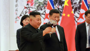Kim Jong-Un och Xi Jinping träffades tre gånger i Kina i fjol. Dessa möten var de första sedan Kim efterträdde sin avlidne far Kim Jong-Il år 2011 Kim Jong-Un och Xi Jinping träffades tre gånger i Kina i fjol. Dessa möten var de första sedan Kim efterträdde sin avlidne far Kim Jong-Il år 2011