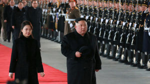 Kim firar födelsedag i Peking tillsammans med sin fru Ri Sol-Ju. Det här är den officiella bilden från Pyongyang då paret tar tåget till Peking Kim firar sin födelsedag i Peking tillsammans med sin fru Ri Sol Ju. Här är den officiella bilden då paret tar tåget till Peking