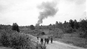 Sotilaita vetäytymässä Syväriltä Jatkosodassa 1944.