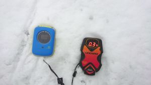 Piipparin signaali paikantaa uhrin. Lumivyöryalueella liikkuvan turvavälineet.