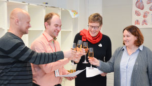 Kurator Marko Winter, utbildningschef Kalle Ojanen, rektor Lena Johansson och utbildningsledare Johanna Lind höjer en skål för samarbetet mellan Axxell och åbo yrkesinstitut. En skål för samarbetet mellan Axxell och Åbo yrkesinstitut.