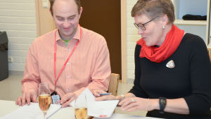 Kalle Ojanen och Lena Johansson undertecknar samarbetsavtal. Kalle Ojanen och Lena Johansson skriver under samarbetesavtal.