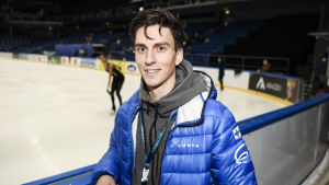 Roman Galay studerar och tränar numera i huvudsak i S:t Petersburg. Konståkaren Roman Galay poserar utanför isrink 2018.