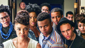 Kino: Dear White People. Ryhmä tummaihoisia nuoria aikuisia katsoo kameraan kysyvästi.