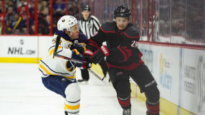 Aho mötte sin tidigare lagkamrat Jeff Skinner. Sebastian Aho i närkamp med Jeff Skinner