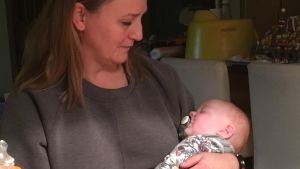 Mamma Helene Sjöblom och dottern Lova som fötts av en georgisk surrogatmamma. Bild på mamma Helene Sjöblom och dottern Lova som fötts via surrogatarrangemang.