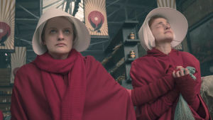 Den populära teveserien Handmaid's Tale har lyft frågan om surrogatmödraskap. Bild från tv-serien Handmaid's Tale som baserar sig på en roman skriven av Margaret Atwood.
