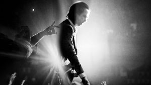 Nick Cave profiilissa lavalla 2017. Kuva konserttielokuvasta Distant Sky.