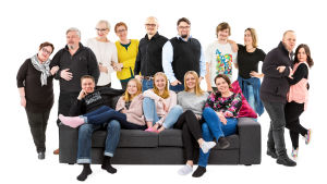 Sohvaperunoita 7. tuotantokaudella, paljon ihmisiä istumassa sohvalla ja sen takana.
