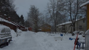 Fortfarande ganska charmigt och idylliskt på sommaren, men en grå vinterdag ser Lokföraregatan och husen längs vägen onekligen rätt trista ut. Lokföraregatan i vinterlandskap. Gamla hus i ganska dåligt skick
