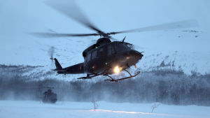 Till sin hjälp har man två heliktoptrar samt manskap från det norska försvaret. Helikoptrar i Tamokdalen i Norge.