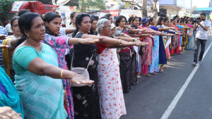 Miljoner kvinnor bildade en över 600 kilometer lång kvinnomur för att visa sitt stöd för de två kvinnor som lyckades gå in i templet Sabarimala i början av januari i år. Över 3 miljoner kvinnor står i solidaritetsyttring för att kvinnor ska få gå in i templet Sabarimala