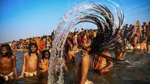 Sahdun tar sig ett lyckobad den 15 januari i år, under festivalen Kumbh Mela Indiska heliga män, sadhus, tar sig ett dopp i de hleiga vattnen Sangam, under Kumbh Mela festivalen
