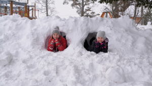 Neela Nyman och Annica Aarnisalo tittar ut från varsin snötunnel. Neela Nyman och Annica Aarnisalo tittar ut från varsin snötunnel.