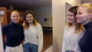 Emmy Wikström och Antonia Holmgren. Emmy Wikström i blå skjorta och Antonia Holmgren i vit skjorta syns dubbelt i en spegel.