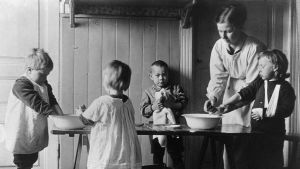 Dagisbarn på Hemmet Fylgia i Helsingfors tvättar händerna innan lunch. 1919. Barn tvättar händerna på hemmet Fylgia i Helsingfors cirka 1919.