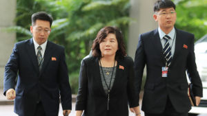 Nordkoreas vice utrikesminister Choe Son-hui (i mitten) under det förra toppmöte mellan Kim och Trump i Singapore i juni 2018. Nordkoreas vice utrikesminister Choe Son-hui under det förra toppmöte mellan Kim och Trump i Singapore i juni 2018.