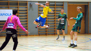 HIK:s Roy Lindqvist sköt fyra mål mot SIF och målvakten Rony leven. HIK:s Roy Lindqvist skjuter ett hoppskott. SIF:s målvakt Rony Leven täcker.