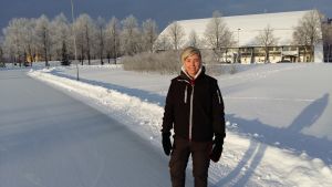 Arkivbild från i vinter då Lilja Öhman blev Åbo stads motionsansvariga för svenskspråkiga och äldre. Hon började sitt arbete i januari i år. Lilja Öhman, en ljushårig dam, står i snön framför en idrottshall.