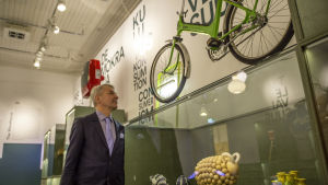 Pekka Haavisto ställer sig i princip positivt till att förnya drifttillstånden för Lovisa kärnkraftverk. Pekka Haavisto Designmuseossa