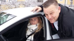 Elin Nyberg tar körlektioner i Ekenäs med Tommy Holmberg. Elin Nyberg tar trafiklektioner med trafiklärare Toma Holmberg.