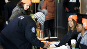 Den permitterade flygpersonalen varkar vara mest i arbete bland de permitterade. TSA-anställd skriver in sig i socialhjälpen.