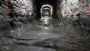 När slutförvaringen inleds är det meningen att det ska finnas 50 km tunnel i berggrunden i Onkalo. Slutförvaringsanläggningen för kärnavfall i Onkalo. Bräsnlestavarna från kärnkraftverken isoleras i långa kopparkapslar som sedan sängs ner i cylinderformade hål där de ska liggga i 100 000 år.