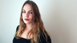 Hoppsorna är Jenny Jokelas första barnanimation. Illustratören Jenny Jokela mot grå vägg.
