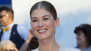 Rosamund Pike fotograferad vid en visning av den senaste storfilmen hon medverkat i, A Private War. Bland de mest kända filmer som hon har medverkat i kan nämnas Pride & Prejudice (som bygger på Jane Austens roman med samma namn) och Bondfilmen Die Another Day. Rosamund Pike.