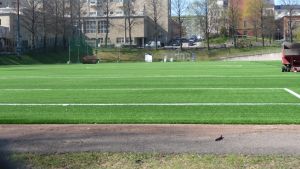 Sommartid spelas det bland annat fotboll på Barkplan. Konstgräset på Barkplan lyser grönt.
