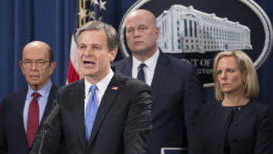 USA har infört sanktioner mot Huawei och också väckt åtal mot bolagets ledning. FBI-chefen Christopher Wray anklagade bolaget för systematisk brottslighet, bland annat industriellt spionage. Det amerikanska justitieministeriet med FBI-chefen Christopher Wray i spetsen, lade fram de tretton åtalspunkterna i Washington